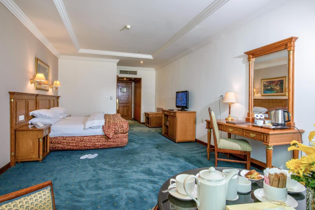 Bristol Hotel Amman Ngoại thất bức ảnh A room at the hotel